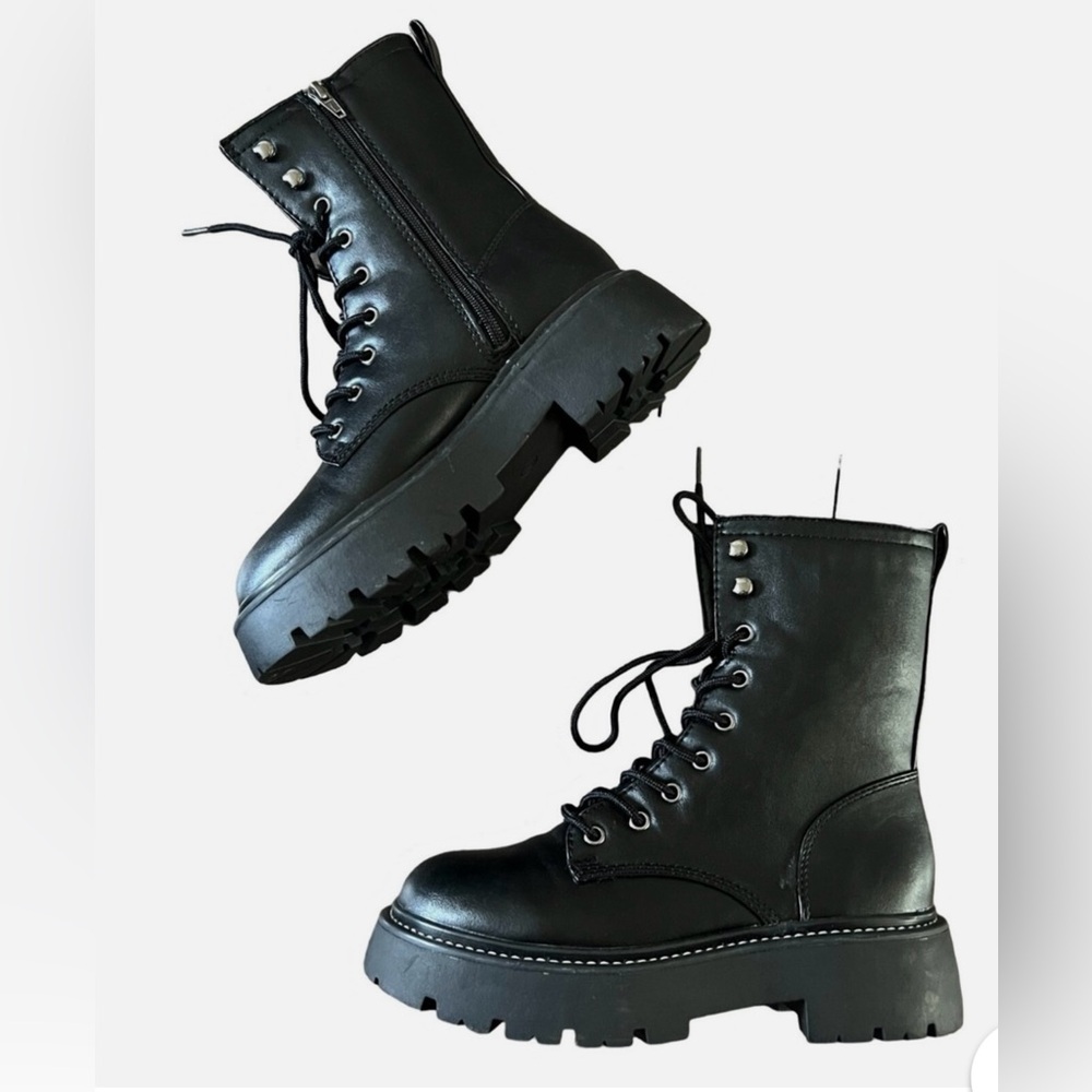 Size 6 Women’s Logan Lug Combat Boots  NWT
